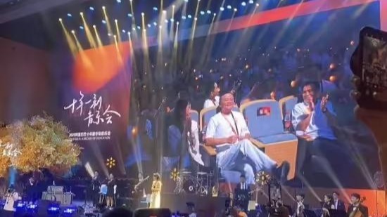 马云现身阿里音乐会 向员工微笑挥手致意