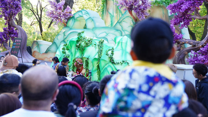 2024年5月15日，“雪饼猴”正与游客互动。（新华社记者 王帆 摄）