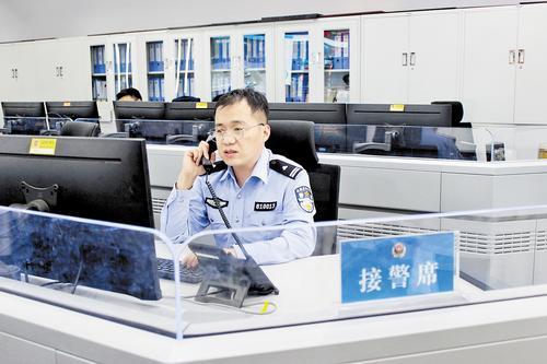5月1日，翟明明正在接警。 本报记者 桑珊摄