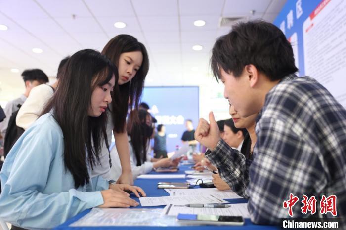 5月7日，青年就業(yè)政策解讀暨贛臺青年專場招聘會在南昌大學舉辦。圖為南昌大學學生正在招聘會現場進行咨詢。劉占昆 攝