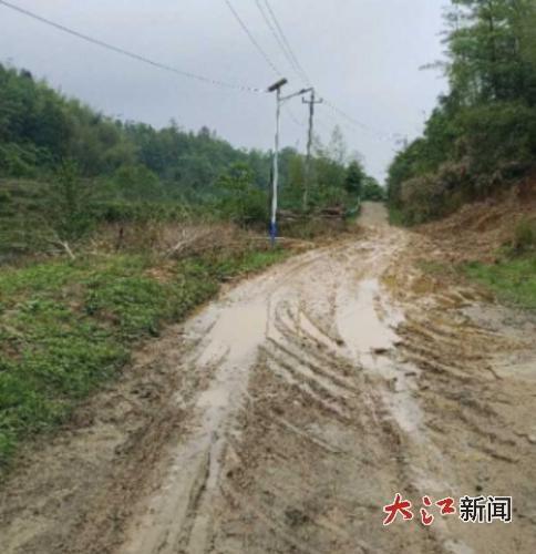 路面破損嚴重且有積水