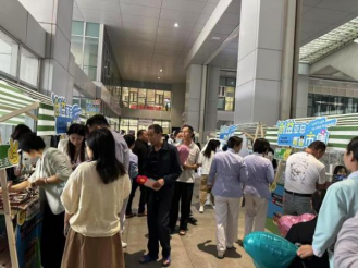 在医院逛“市集” 让“烟火气”融入“健康疗愈”