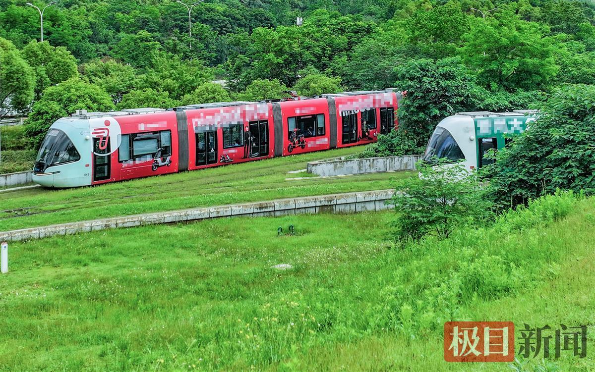 有轨电车穿过绿茵草地（光谷黄龙山）