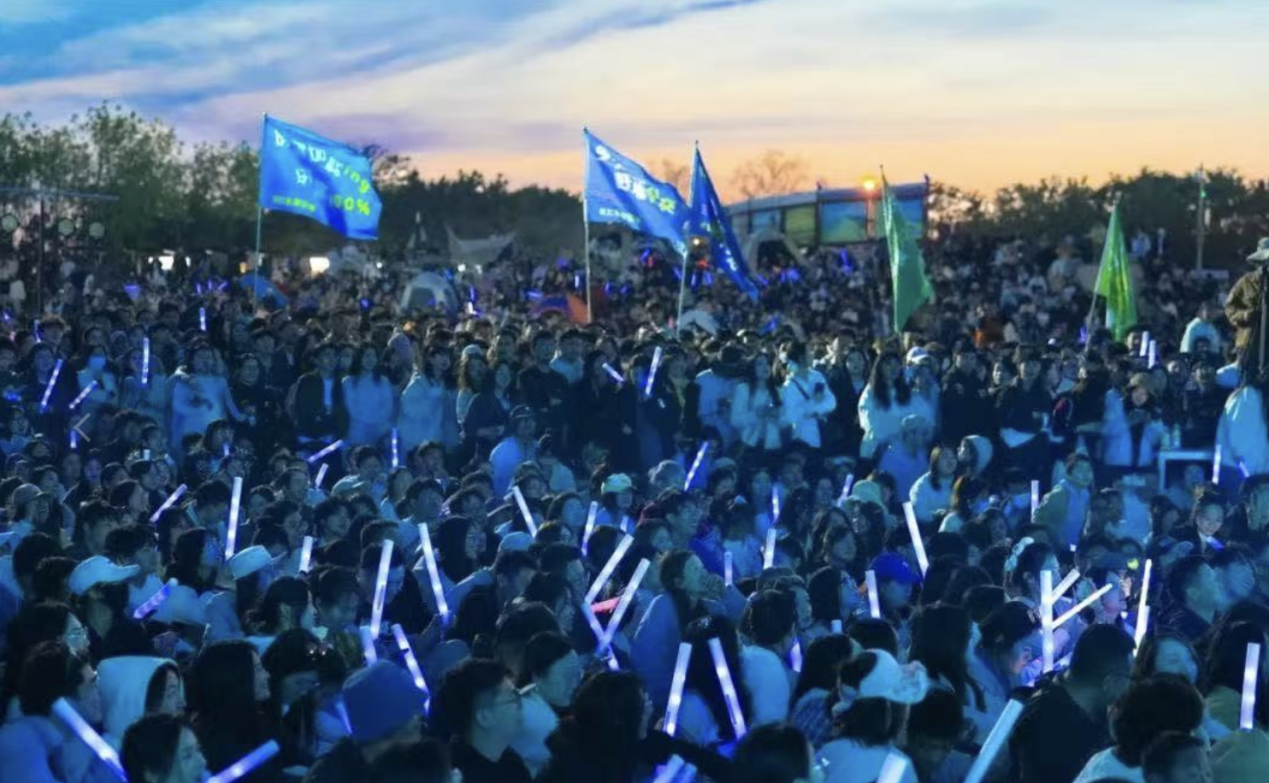 星岛蓝碳计划的沙滩上,上水音乐季的电子乐与海浪共鸣。于坤帅 摄