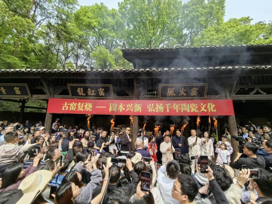 古窯復(fù)燒吸引眾多游客與媒體聚焦