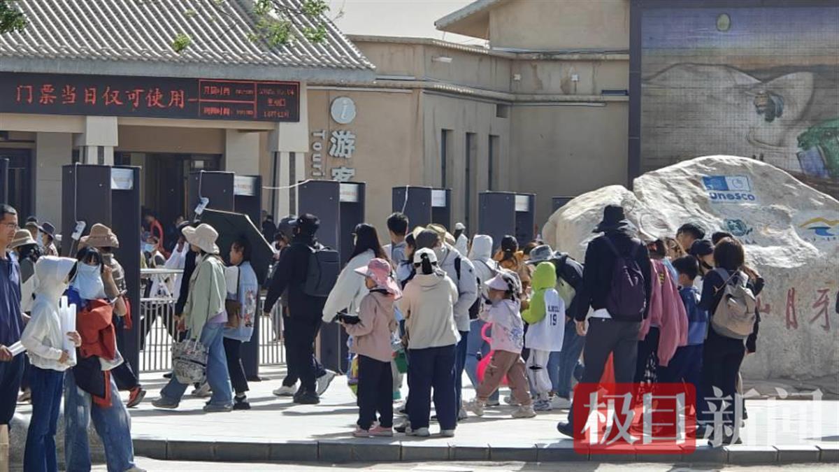 景区入口处人均一顶帽子