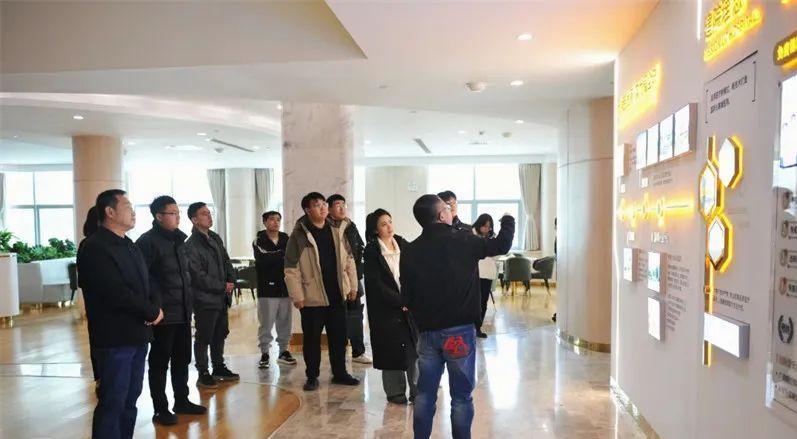 3月底，秦皇岛市人社局、教育局开展“秦皇学子入企行”活动，组织即将毕业的高校学生赴企业参观，了解企业招聘条件。秦皇岛市人社局供图