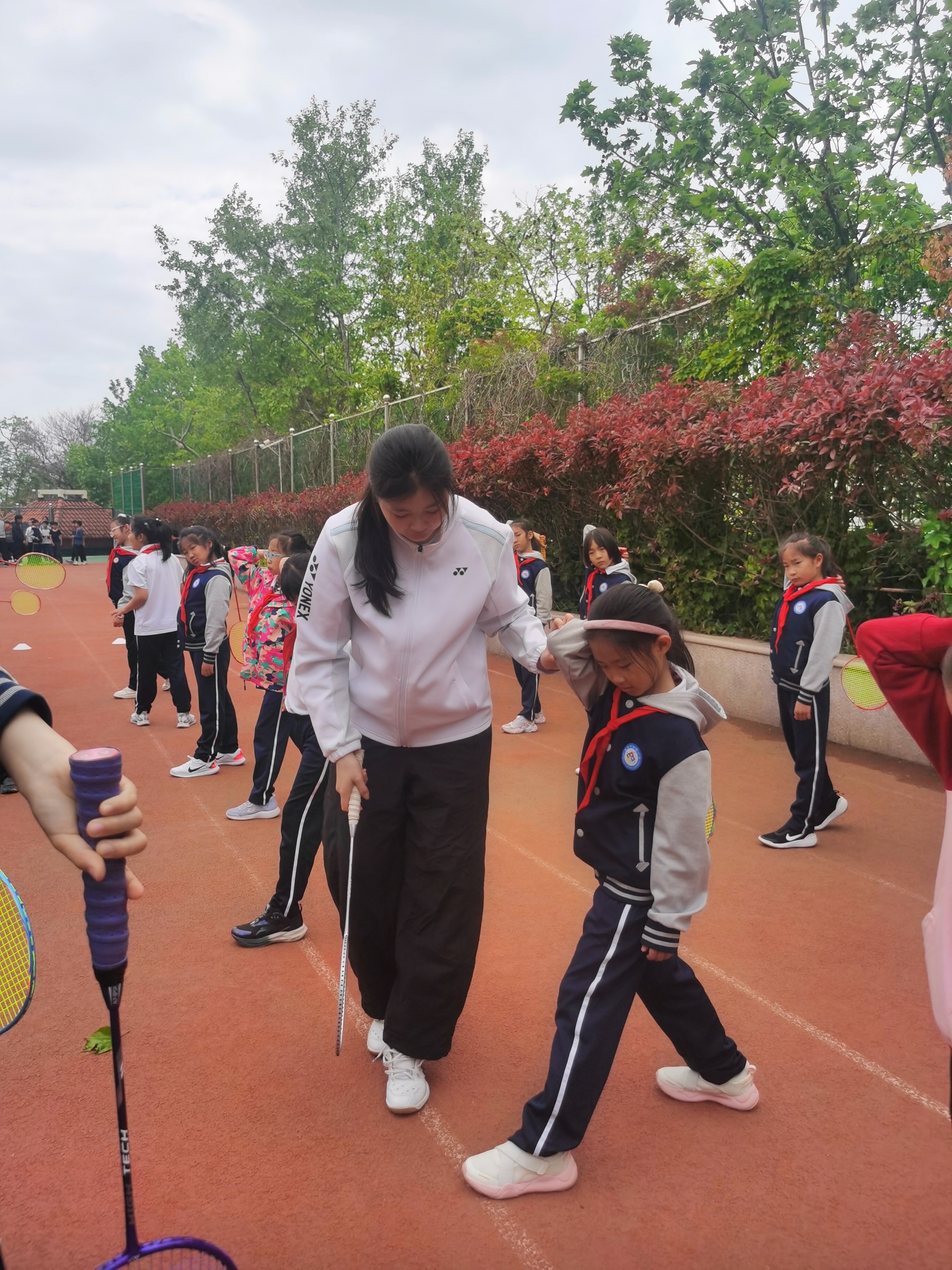 这场校园指导课燃爆了——国家健将陈玺如“羽毛球公益行”走进青岛市实验小学