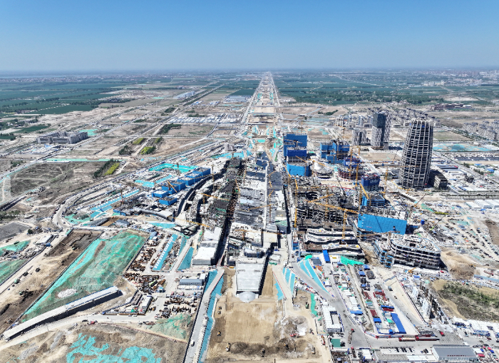 雄安新区启动区内塔吊林立的建设场景(2025年4月24日摄,无人机照片)。新华社记者 牟宇 摄