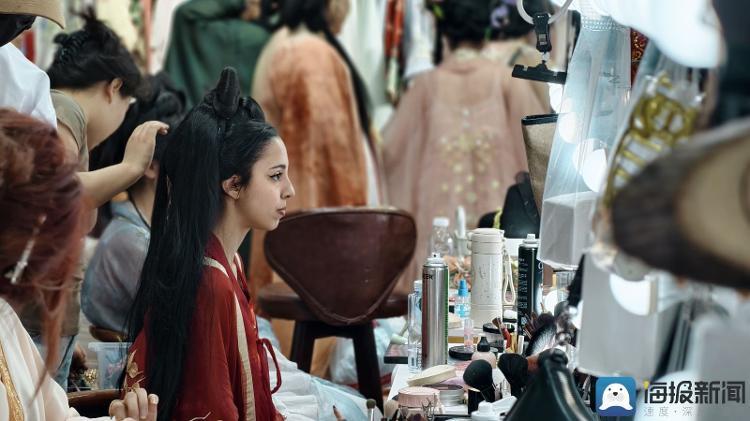 一位来自希腊的游客正在化妆