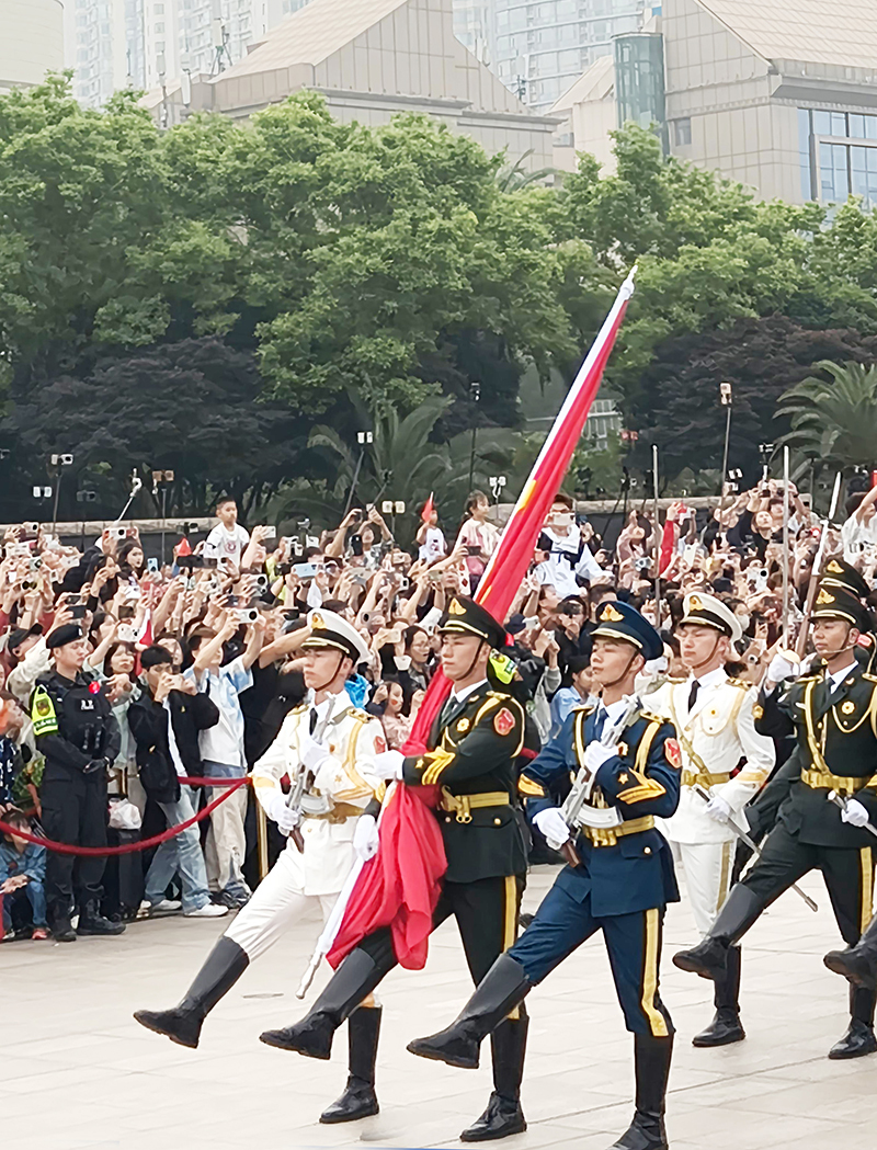 ▲5月1日清晨，南昌市举行“弘扬爱国志 奋进新征程”八一广场“五一”升旗仪式。