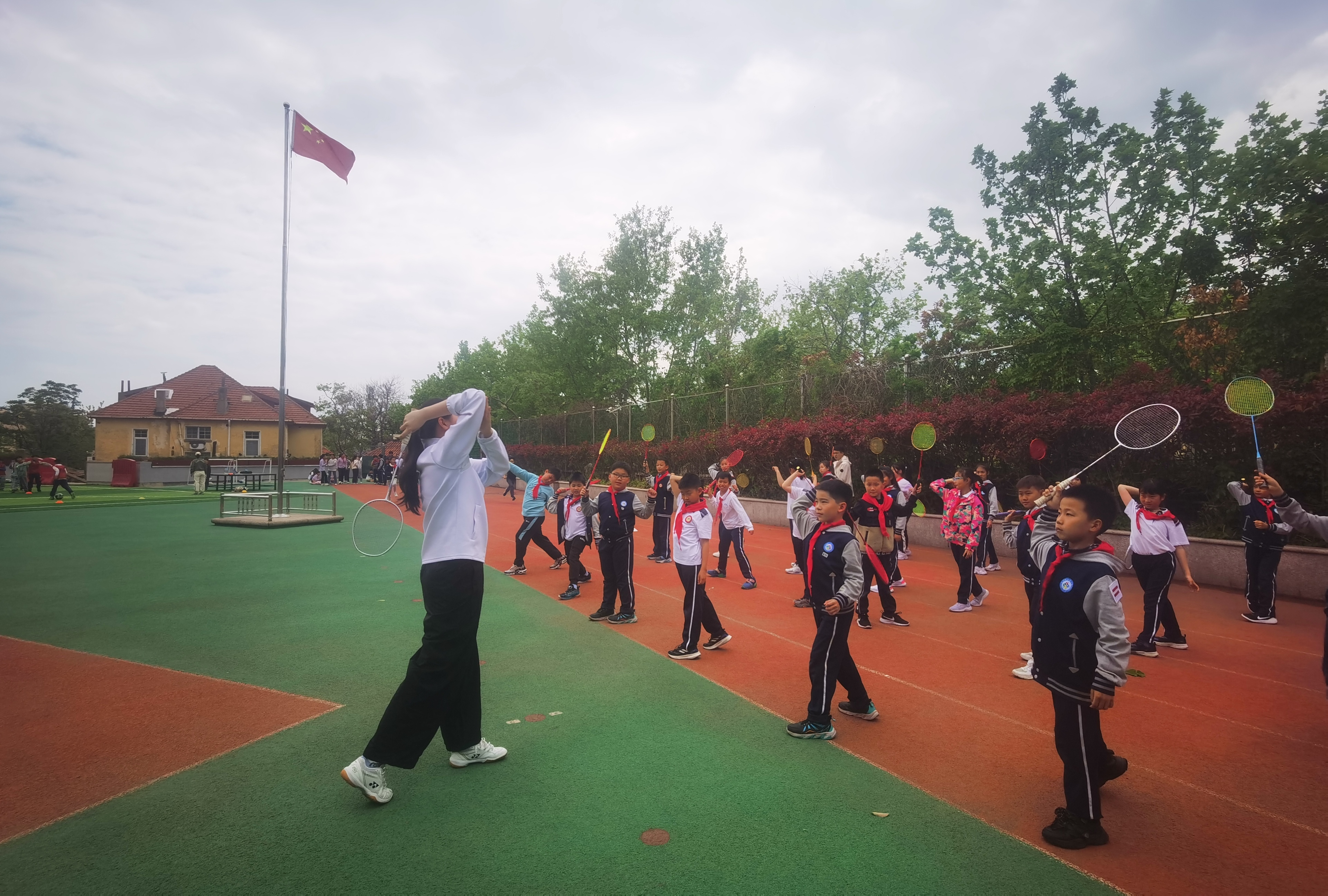 这场校园指导课燃爆了——国家健将陈玺如“羽毛球公益行”走进青岛市实验小学