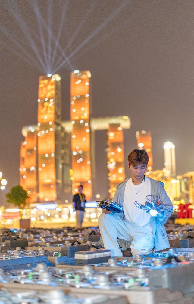 2025年5月1日晚，在重庆市南岸区，24岁的无人机飞行工程师陆子祥为“魅力重庆”无人机灯光秀提供飞行服务。 新华社记者 黄伟 摄