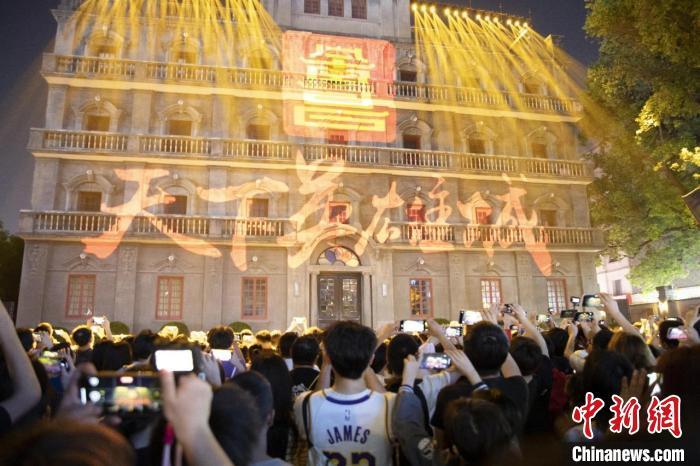 圖為今年“五一”期間，南昌八一起義紀念館舉辦的“光影八一”燈光秀。　魏宸 攝
