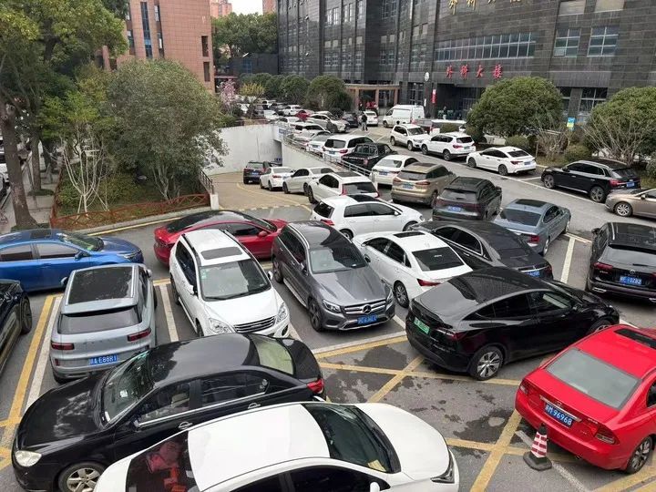 停車改革前，南昌大學第一附屬醫院東湖院區車輛無序停放、加塞停車嚴重。受訪單位供圖。