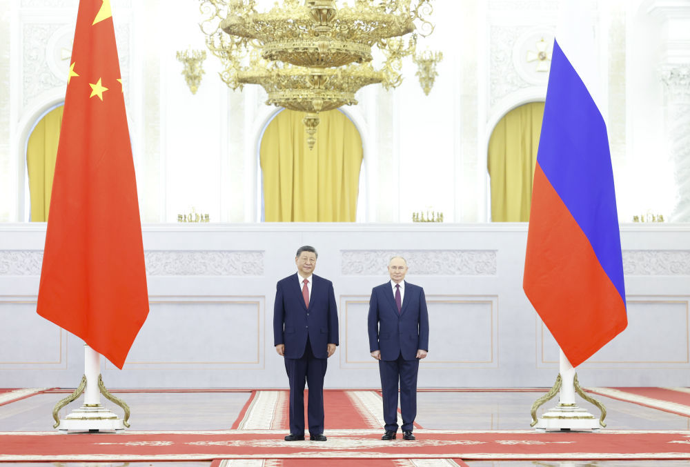 当地时间5月8日上午,俄罗斯总统普京同中国国家主席习近平在莫斯科克里姆林宫举行会谈。这是普京在乔治大厅为习近平举行隆重欢迎仪式。新华社记者 黄敬文 摄