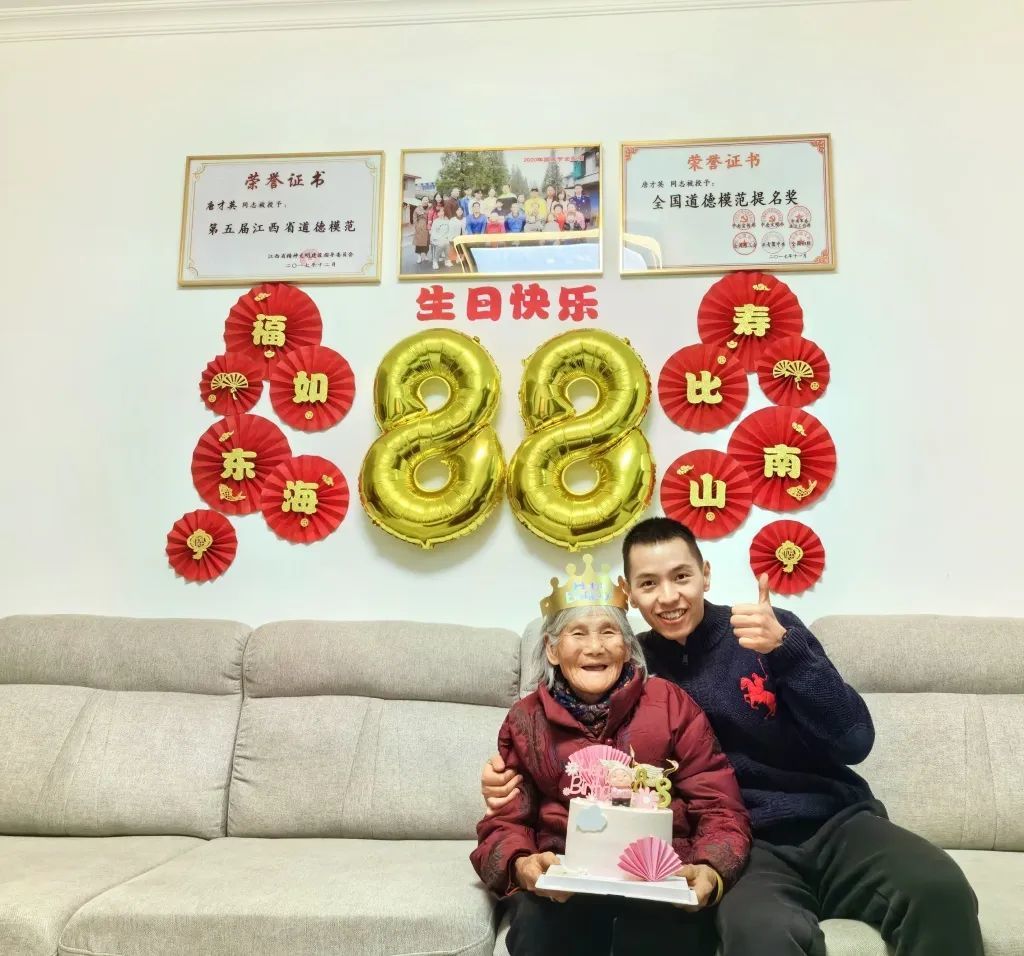 2024年1月，張佳港陪外婆過88歲生日。受訪者供圖