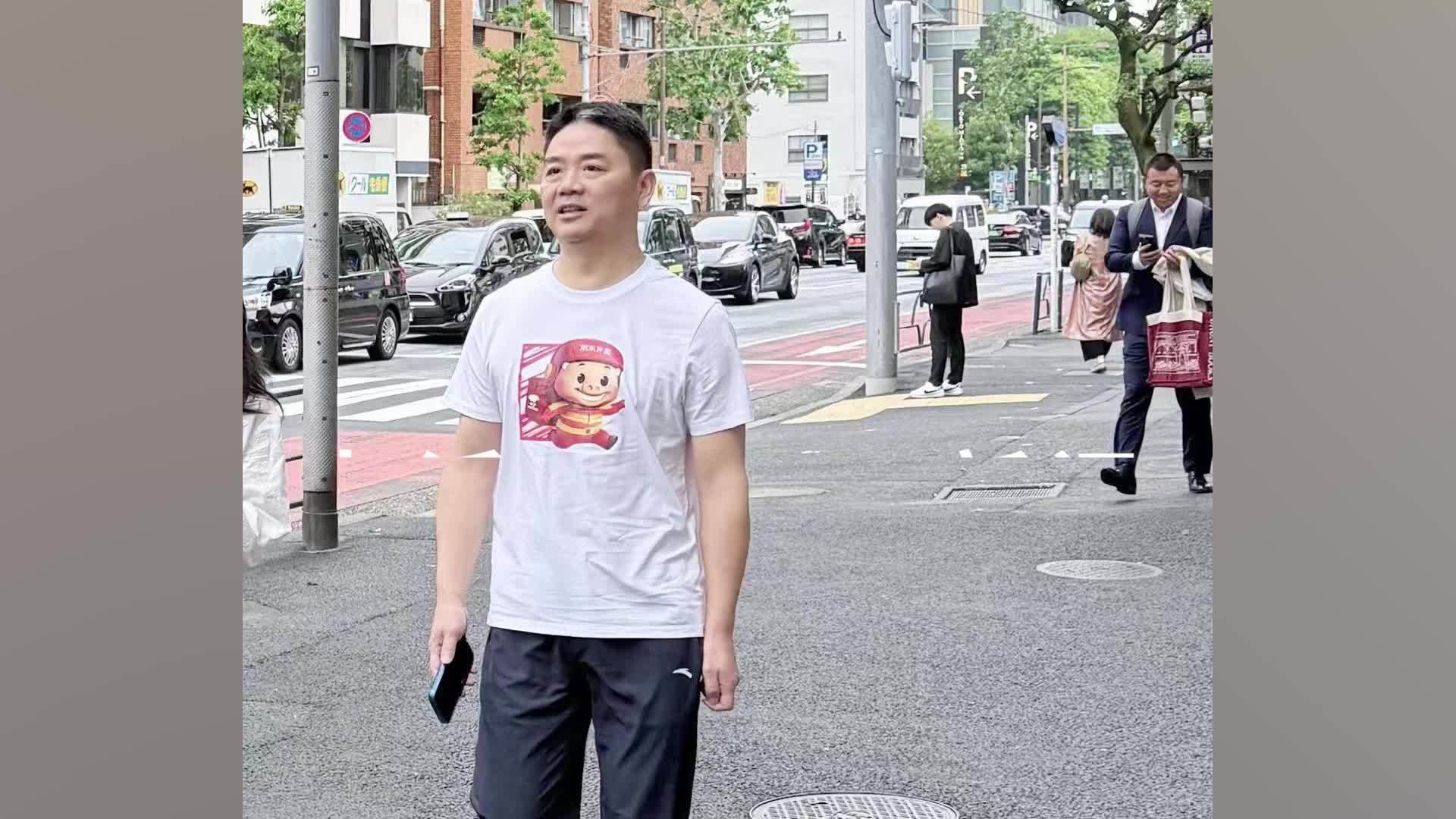 网友日本偶遇刘强东穿猪猪侠T恤，刘强东和猪猪侠合体了
