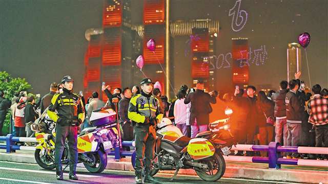 ▲民警在南滨路巡逻。(市公安局供图)