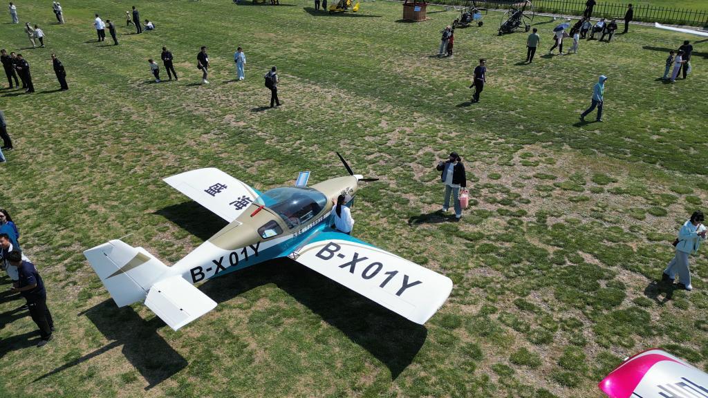 5月1日，游客近距离参观飞行器。（受访者供图）