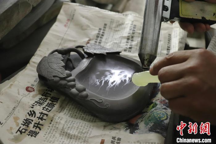 王令正在給制作好的硯臺(tái)封蠟。 熊錦陽(yáng) 攝