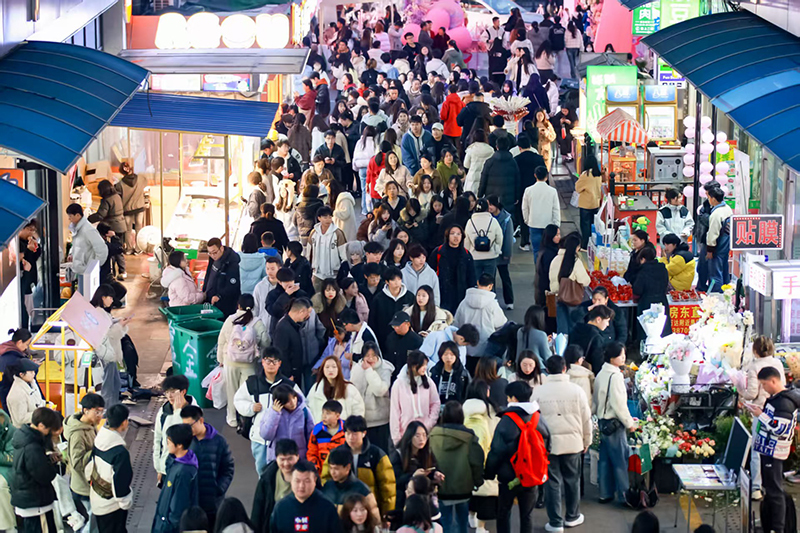 ▲“五一”假期，南昌商圈、景区人气十足，处处上演“人从众”名场面。