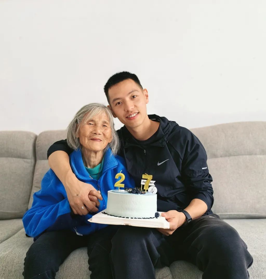 2024年6月，外婆陪張佳港過27歲生日。受訪者供圖