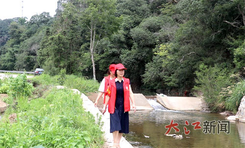 在水邊巡查