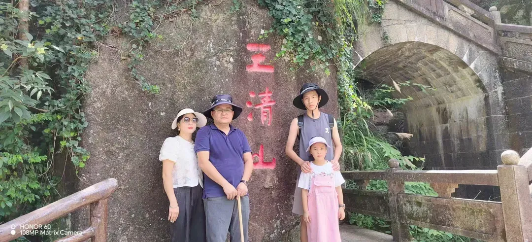 高武生前和家人在一起