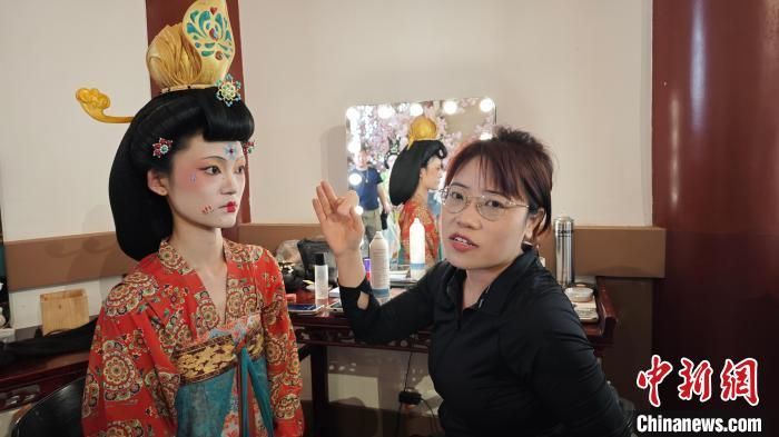 5月3日，西安青年汉服妆造师李丽媛(右)正在为模特化妆。中新社记者 党田野 摄