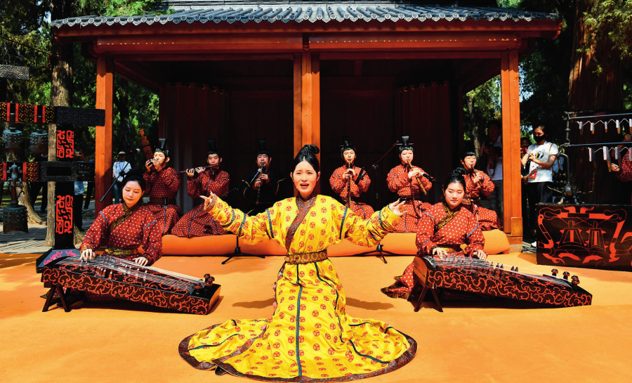 在曲阜孔庙,孔子博物馆礼乐传习所的工作人员进行以《诗经》为主题的雅乐表演(2023 年 6 月 27 日摄) 郭绪雷摄 / 本刊