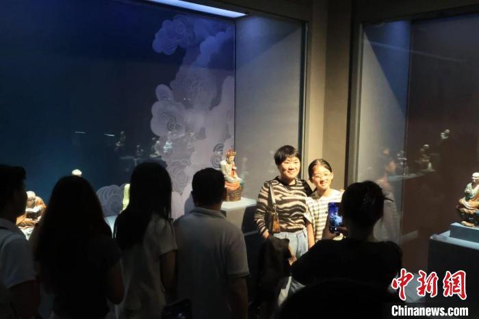 圖為景德鎮中國陶瓷博物館內，游客在和“無語佛”合影留念。景德鎮中國陶瓷博物館供圖