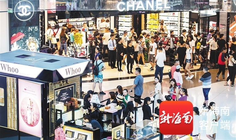 资料图：游客在三亚国际免税城里购物。