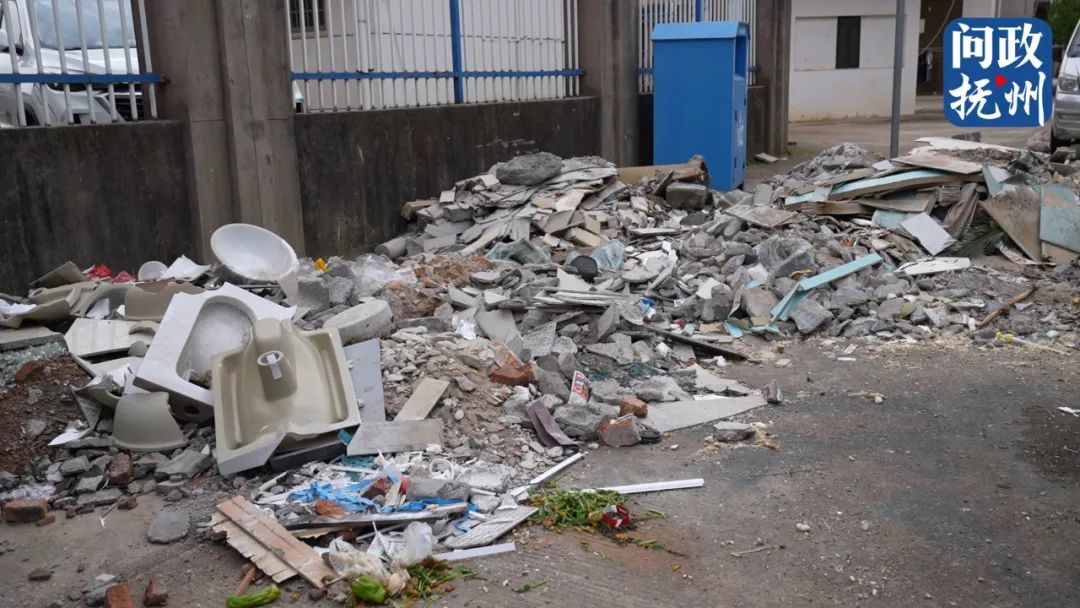 撫州高新區(qū)彰猷門樓旁停車位成“建筑垃圾堆放場”