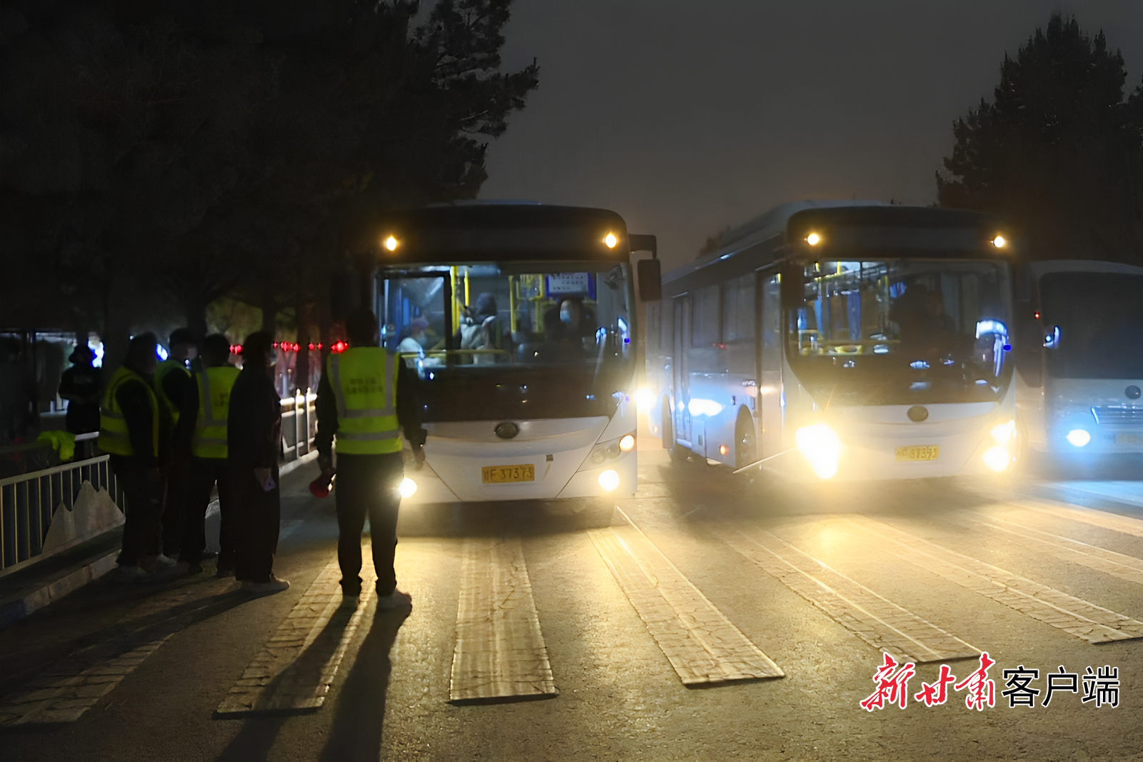 敦煌市紧急调集公交车、大巴车在鸣沙山·月牙泉景区转运游客