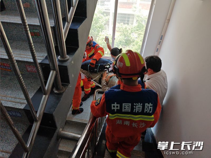 消防员和医护人员一起转送老人送医。 长沙晚报通讯员 彭宇环 摄