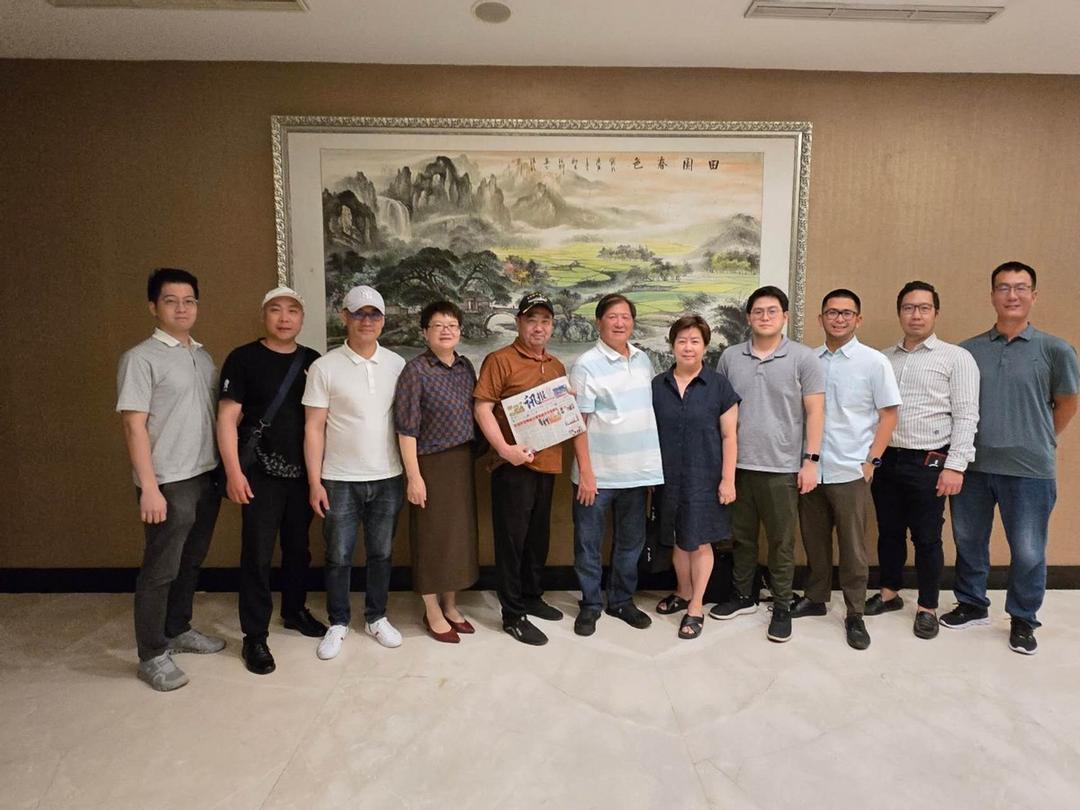 图说：共工新闻社印尼分社人员与林荣胜社长家人及好友合影。共工社发（张阿周 摄）