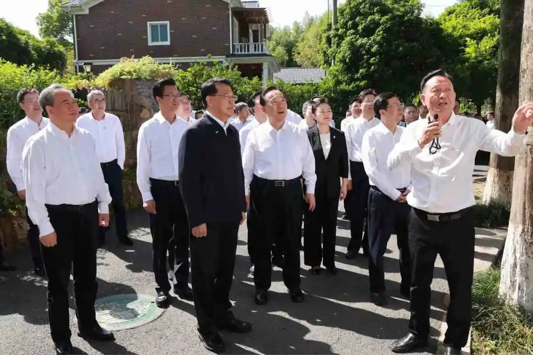 5月10日,重庆市党政代表团一行考察了余杭区径山镇小古城村。