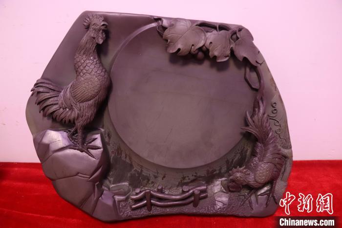 圖為王令作品“金雞報(bào)曉”。 熊錦陽(yáng) 攝