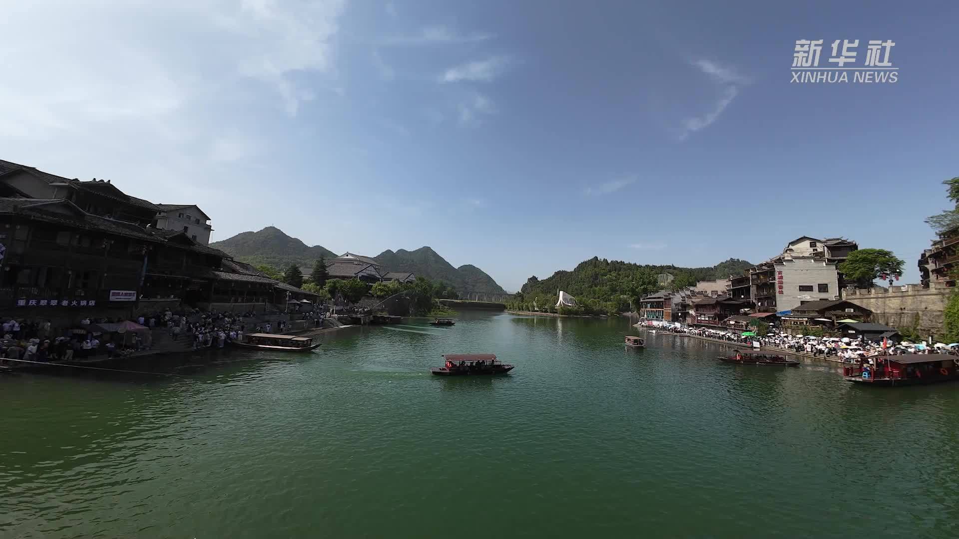 沉浸式实景演绎 打造“边城”古镇假期消费新亮点