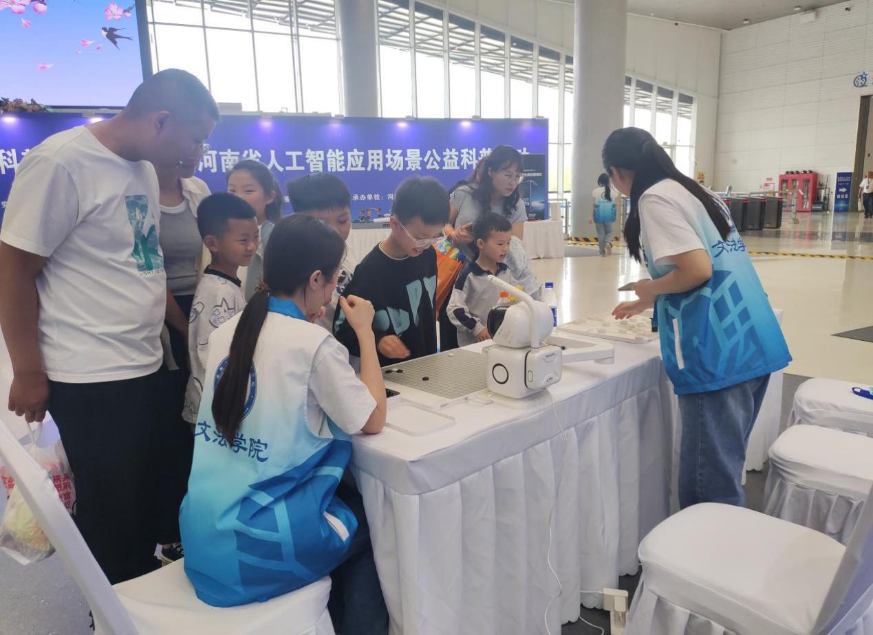 小學教育專業學生在科技館現場開展科普小課堂