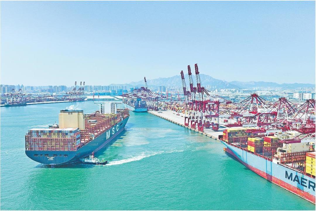 记者 李媛 报道 5月1日，近80艘大船齐聚山东港口青岛港。