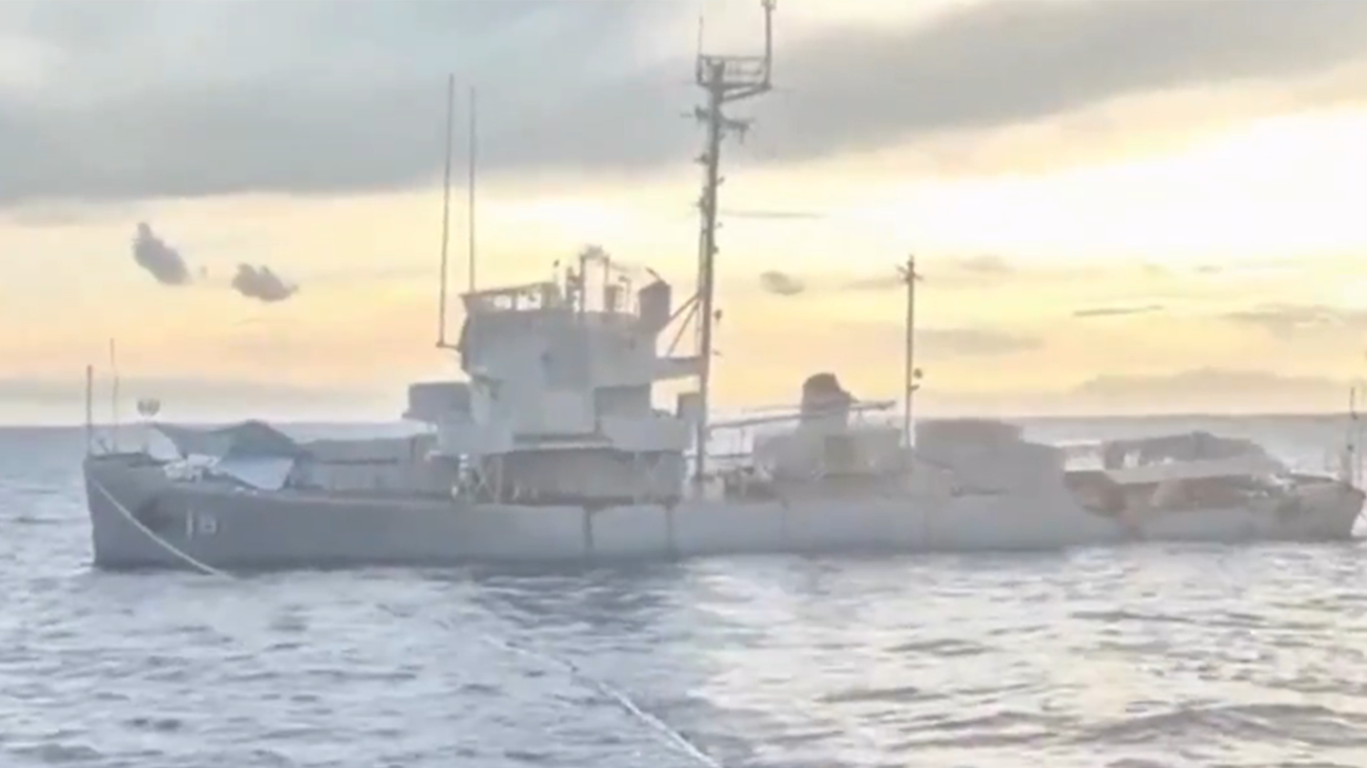 美菲“肩并肩”军演中发生尴尬一幕，一艘演习靶船竟自行沉没