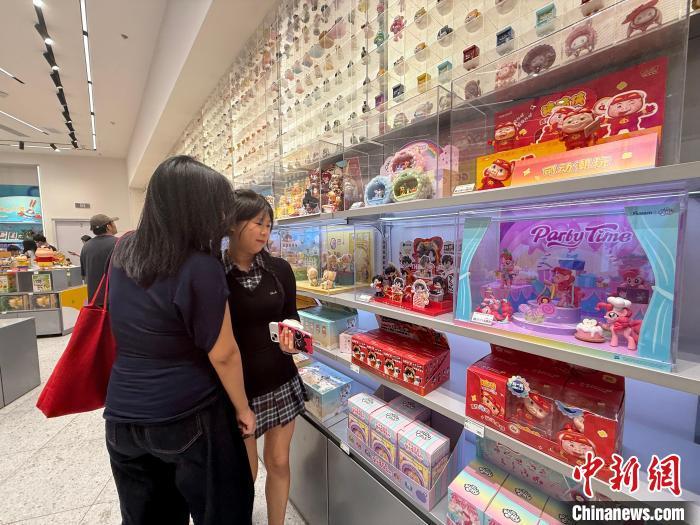5月2日，游客在江西南昌一商圈“谷子店”內選購心儀的“谷子”。劉思偉 攝