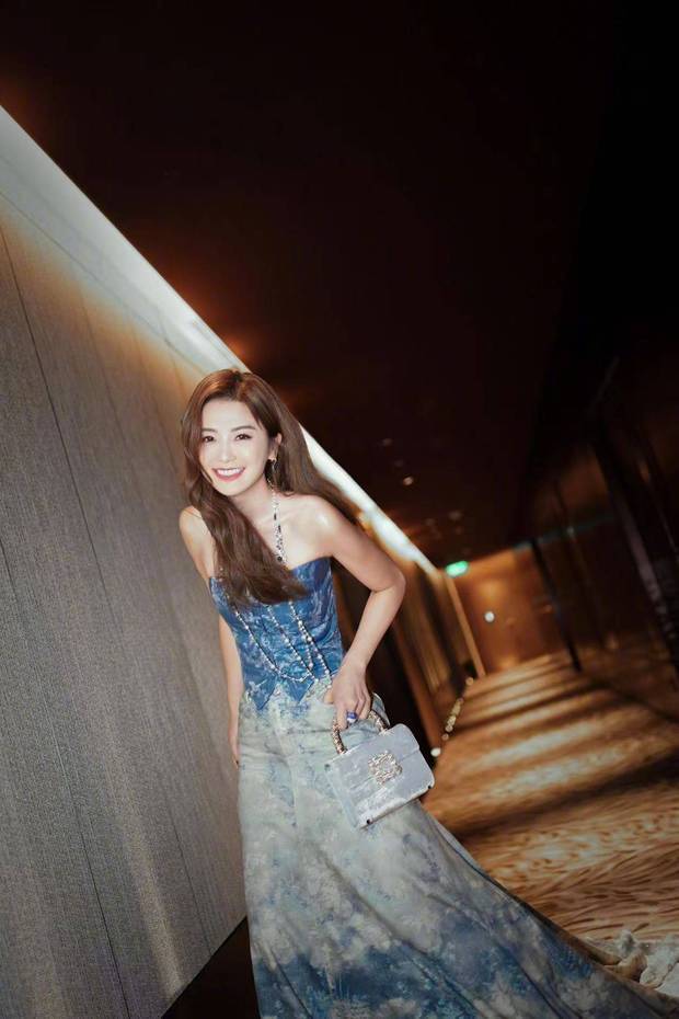 搜狐娱乐讯 5月7日,一组蔡卓妍的最新活动造型图释出,身穿蓝色抹胸裙,清纯自然。