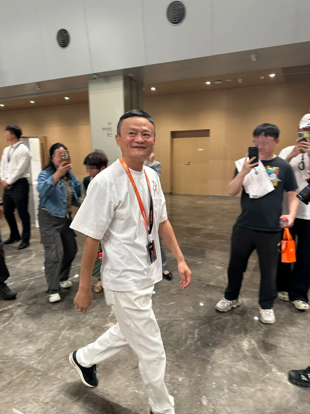 ▲5月9日马云现身阿里总部 图源：社交平台