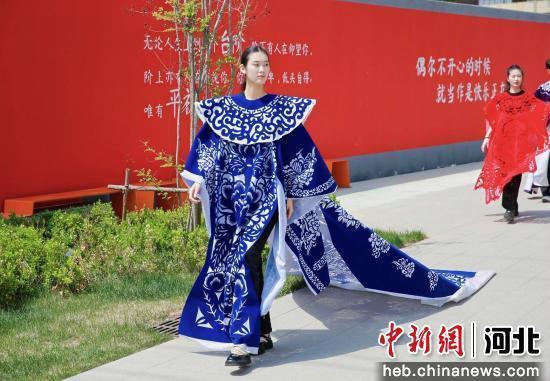 非遗剪纸服装秀表演。 衡水市桃城区委宣传部 供图