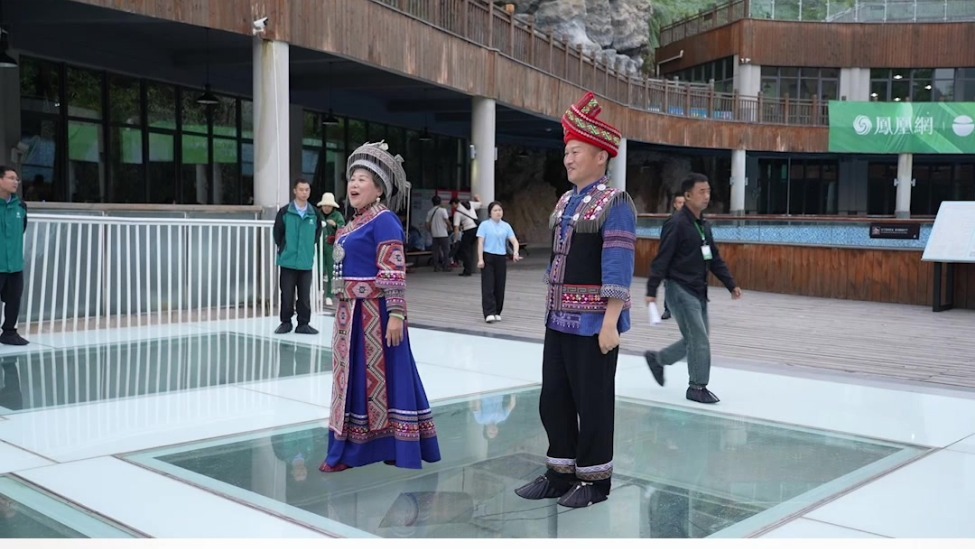 玻璃桥上的艺术疗愈：当古琴与吟唱、山歌与砂石画相遇