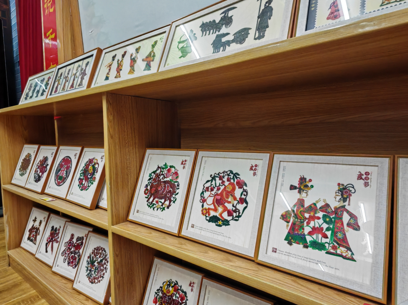 孙赞经营的皮影小剧场内的牛皮雕刻画展示，工艺细腻，尽显非遗魅力。