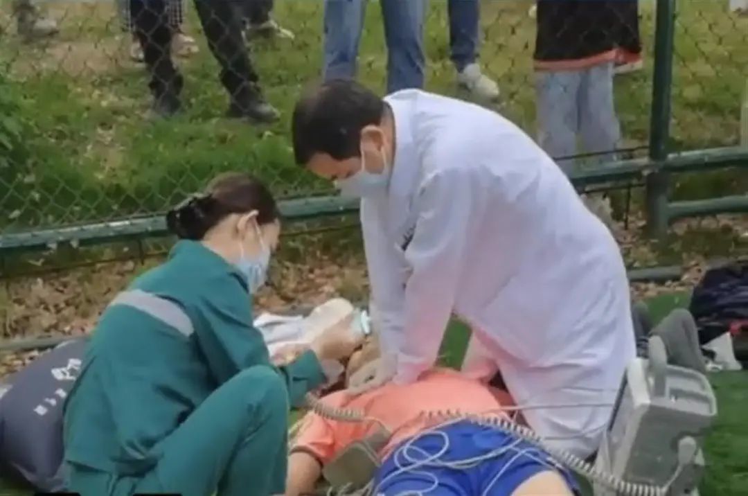 医护赶到现场后迅速开展心肺复苏和电除颤